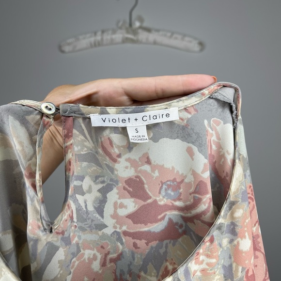 Violet + Claire Gray Floral Flutter Sleeve Blouse S - Picture 4 of 4
